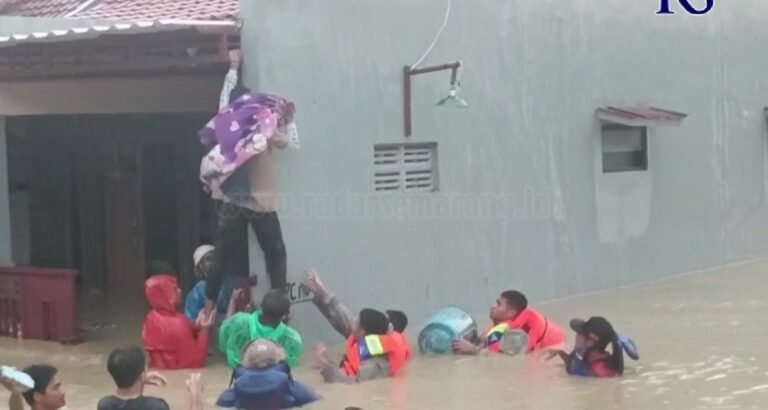 Kesaksian Penghuni Perum Dinar Indah Semarang yang Diterjang Banjir Bandang, Warga Naik ke Atap