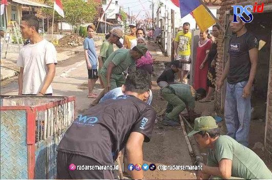 KERJA BAKTI: Pasca banjir, warga Kota Pekalongan melakukan bersih-bersih lingkungannya dari sampah dan merapikan saluran air.(Istimewa)