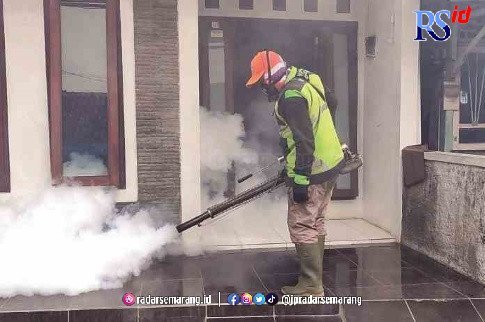 ANTISIPASI DBD : Petugas Dinkes saat melakukan fogging di Kabupaten Kendal. (DEVI KHOFIFATUR RIZQI/ RADARSEMARANG.COM)