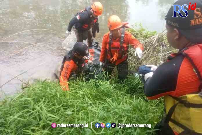 EVAKUASI: BPBD dan PMI Kabupaten Pekalongan saat evakuasi mayat dari Sungai Sengkarang, Desa Kayugeritan, Kecamatan Karanganyar, Kamis (19/1). (NANANG RENDI AHMAD/RADARSEMARANG.COM)