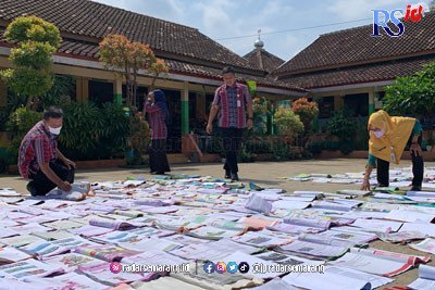 Ribuan Buku Sekolah di Kendal Rusak Terendam Banjir