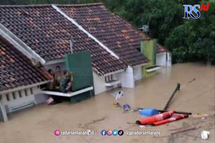 DOKUMENTASI WARGA DINAR INDAH SAMPAI ATAP RUMAH: Banjir bandang yang menenggelamkan Perumahan Dinar Indah, Kelurahan Meteseh, Kecamatan Tembalang, Kota Semarang, Jumat (6/1) sore, kemarin.