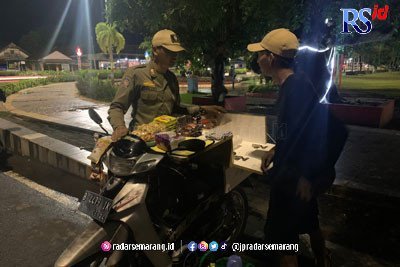 Satpol PP Kembali Tertibkan PKL Bandel di Alun-Alun Demak