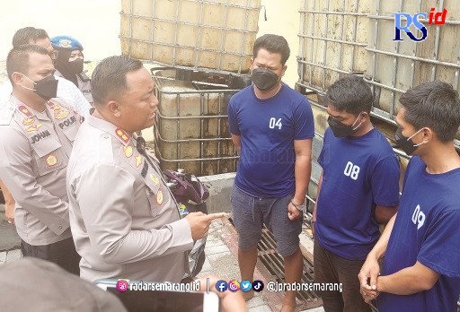 GELAR PERKARA : Kapolres Demak AKBP Budi Adhy Buono gelar perkara terkait penyalahgunaan BBM subsidi. (Wahibpribadi/jawapos radar semarang)