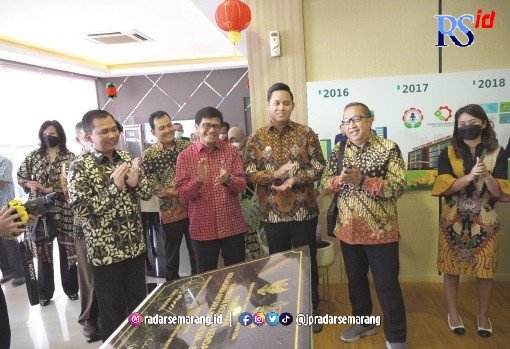 BUDI SETIYAWAN/RADARSEMARANG.COM KUNJUNGAN: Bupati Kendal Dico M Ganinduto bersama Akademis Universitas Indonesia saat melakukan kunjungan ke KIK.