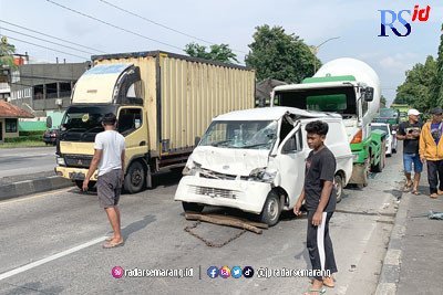Rem Blong, Truk Molen Hajar Enam Mobil di Kendal