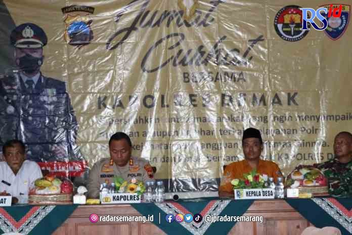 Kapolres AKBP Budi Adhy Buono mengisi Jumat Curhat di Desa Bakung, Kecamatan Mijen. (Wahibpribadi/jawapos radar semarang)