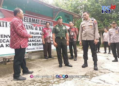 HIBAH : Bupati Ngesti Nugraha, bersama, Pabung Kodim 0714 dan Kapolres meninjau lokasi tanah hibah. (IST)