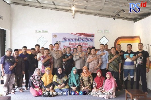 SAPA WARGA : Kapolres Salatiga AKBP Feria Kurniawan saat menyapa warga di Program Jumat Curhat. (Dhinar sasongko/jawapos radar semarang)