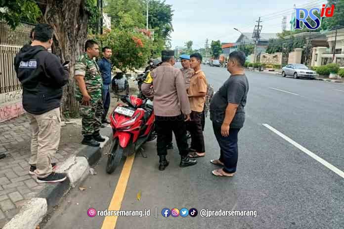 OLAH TKP: Polisi saat mendatangi lokasi di depan SMK Negeri 5 Semarang, kemarin. (ISTIMEWA)