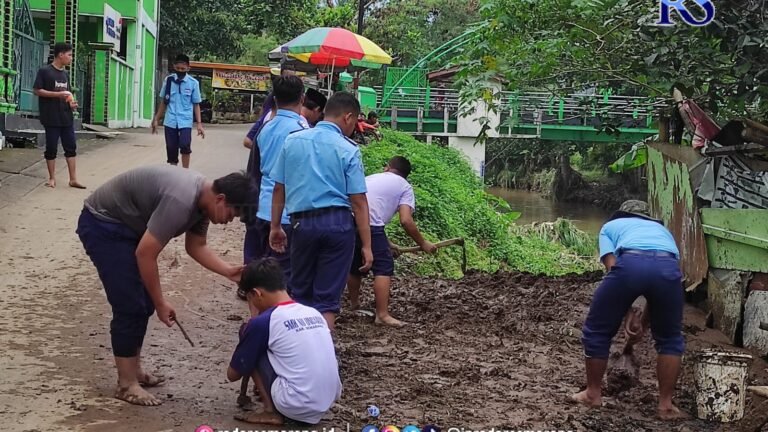 Warga dan Siswa Bersihkan Endapan Lumpur Sisa Banjir Akibat Luapan Sungai Kaligarang