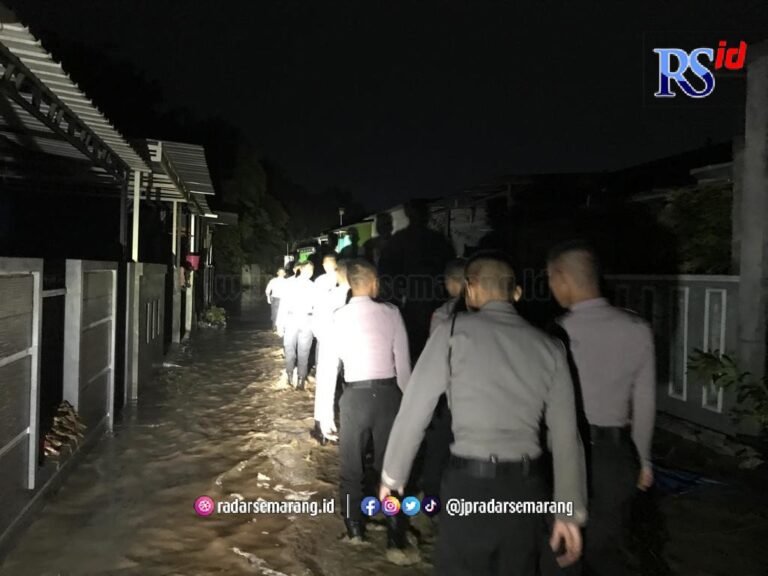 Petugas Gabungan Evakuasi Warga yang Terjebak Banjir Bandang Kebonbatur Mranggen