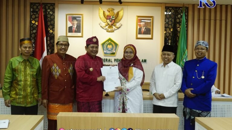 Sekretaris Umum Muslimat Jateng, Prof Umma Farida Terima SK Guru Besar dari Gus Menteri Agama