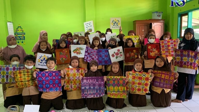 Tumbuhkan Cinta Budaya, SD IT Robbani Kendal Ajarkan Siswa Membatik