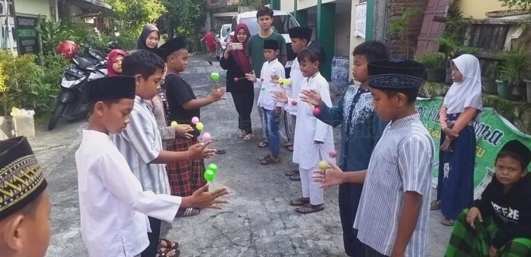 Kurangi Main Gadget, Bocil  Kampung Bongsari Semarang Adu Ketangkasan Lato-Lato