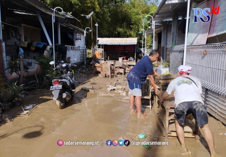 Banjir Bandang Tinggalkan Lumpur di Perum Arion Mas 6 Kebonbatur Mranggen