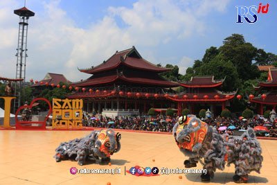 Imlek, Bagi-Bagi Kue Keranjang dan Jeruk