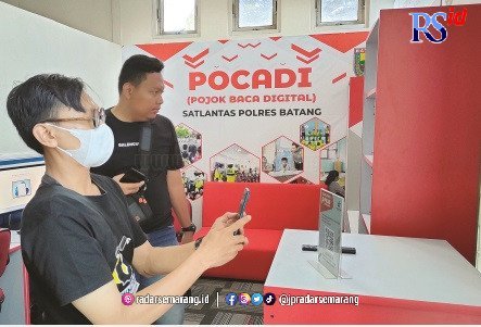 INOVASI: Pengunjung Satlantas Polres Batang sedan men-scan kode QR untuk mengakses buku digital. (RIYAN FADLI/RADARSEMARANG.COM)