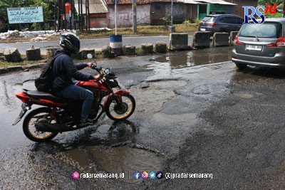Banjir Semarang Surut, Banyak Jalan Berlubang di Jalan Kaligawe Raya
