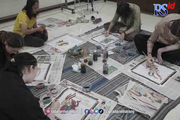 ASYIK MEMBATIK : Peserta asing PIBBI ACICIS mengikuti kelas membatik di UKSW. (dhinar sasongko/jawapos radar semarang)