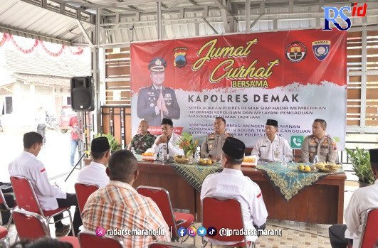 TERIMA ADUAN : Kapolres Demak AKBP Budi Adhy Buono menerima aduan warga Kedungwaru Kidul. (Wahibpribadi/jawapos radar semarang)