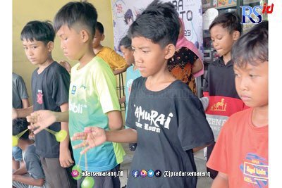 Puluhan Anak di Kendal Adu Skill Bermain Lato-lato