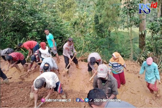 LONGSOR: Polisi, TNI, bersama warga saat bekerja bakti membe¬rsihkan material lon¬gsor di Desa Tembela¬nggunung, Kecamatan Lebakbarang, Jumat (6/1) pagi. (IST)