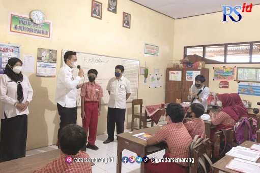 MONITORING : Bupati Kendal Dico M Ganinduto bersama Disdikbud monitoring ke sekolah dasar. (DEVI KHOFIFATUR RIZQI/ RADARSEMARANG.COM)