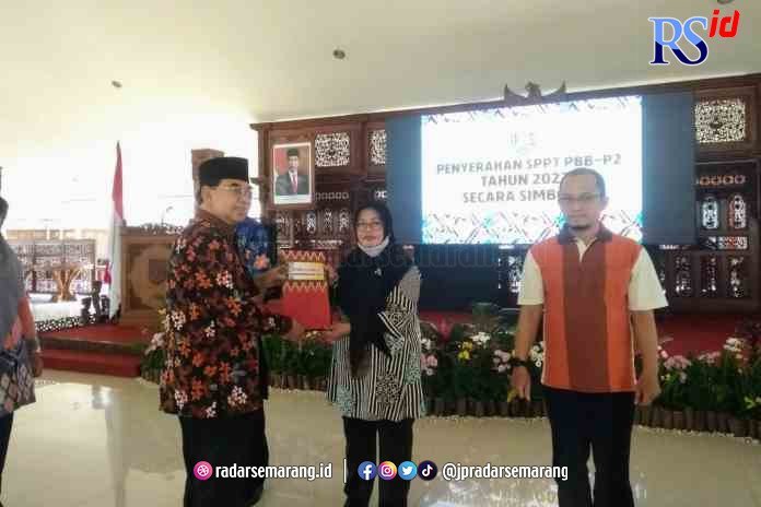 MULAI DISTRIBUSI : Wakil Wali Kota Magelang M Mansyur menyerahkan SPPT PBB-P2 secara simbolis kepada camat, lurah, RT, dan RW, di Pendopo Pengabdian, Jumat, (27/1). (WARIH KARISMA/JAWA POS RADAR MAGELANG)