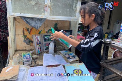 Pengungsi Banjir Bandang Perum Dinar Indah Keluhkan Minimnya Bantuan Seragam Sekolah