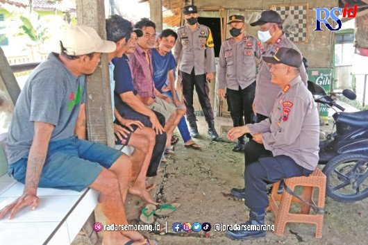 CURHAT: Sejumlah warga di Kecamatan Gringsing curhat kepada Kapolsek Gringsing AKP Andi Fajar. (IST)