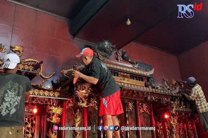 Kelenteng Tri Dharma Weleri Mandikan Rupang Dewa Jelang Imlek