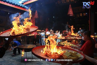 Antarkan Dewa-Dewi Naik, Laporkan Tingkah Laku Manusia
