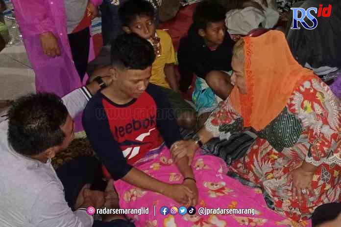 KORBAN LUKA: Plt Wali Kota Semarang Hevearita Gunaryanti Rahayu saat berbincang dengan korban banjir. (NURCHAMIM/RADARSEMARANG.COM)