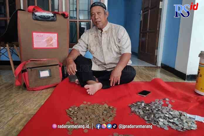 SIAP KE TANAH SUCI: Sukamto menunjukkan koper untuk umrah dan uang receh yang dikumpulkan dari berjualan koran sejak 1989. (IDA FADILAH/RADARSEMARANG.COM)