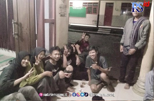 SELAMAT: Tujuh Mahasiswa sesaat setelah dievakuasi warga. (IST)