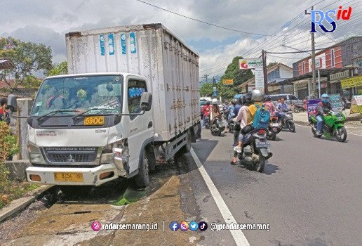 LAKA MAUT: Truk yang menabrak juru parkir hingga tewas di depan Madina Toserba, Bandongan, Jumat (6/1). (ROFIK SYARIF G P/RADAR MAGELANG)