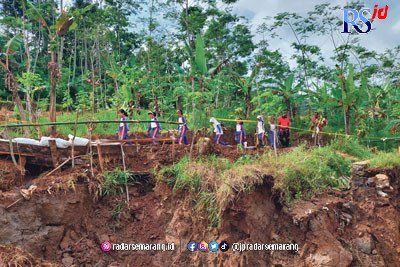 Longsor, Warga Dusun Seseh Temanggung Harus lewat Jalan Darurat untuk ke Sekolah