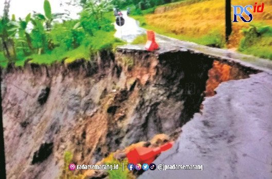 HARUS MEMUTAR : Jembatan penghubung Desa Ngadisepi dan Kemiriombo, Kecamatan Gemawang, Kabupaten Temanggung terputus total Jumat (20/1). (DOKUMENTASI BPBD KABUPATEN TEMANGGUNG)