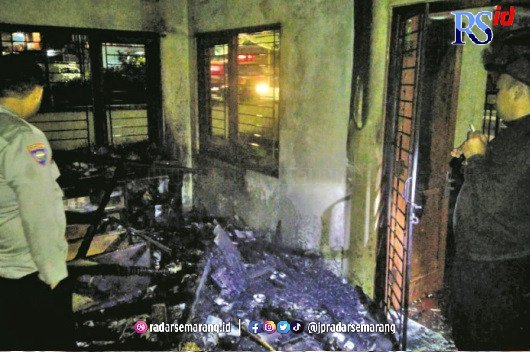 LUDES : Petugas Polsek Mojotengah saat memeriksa kantor BPP Mojomartani, Mojotengah yang dilalap api pada Jumat (20/1) dinihari. (DOK POLRES WONOSOBO)