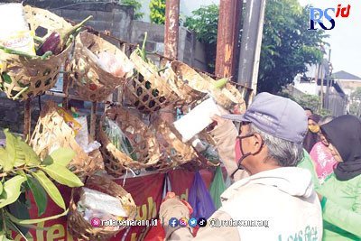 Jumat Berkah Bantu Warga yang Susah