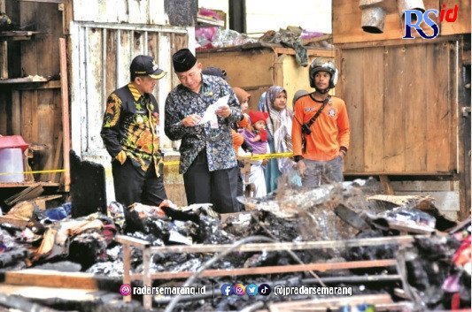 LUDES : Bupati Wonosobo Afif Nurhidayat saat meninjau lokasi Pasar Penampungan Sapuran yang terbakar Rabu (18/1) malam. (Istimewa)