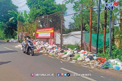 Jorok, Sampah Berserakan di Jalan Salakan Mertoyudan