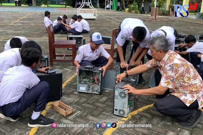Tunda KBM, Siswa Bersihkan Lingkungan Sekolah