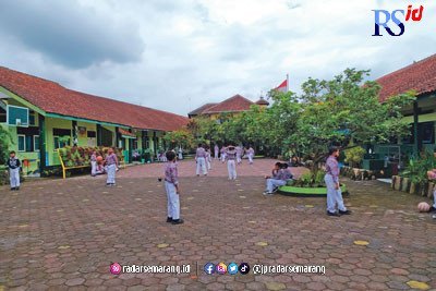 Ganggu Proses Belajar, Dilarang Main Lato-Lato di Sekolah
