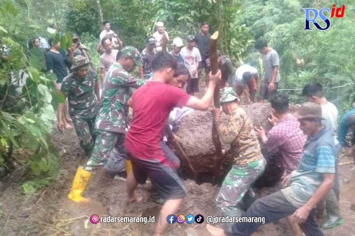 Tebing 100 Meter di Pungangan Longsor